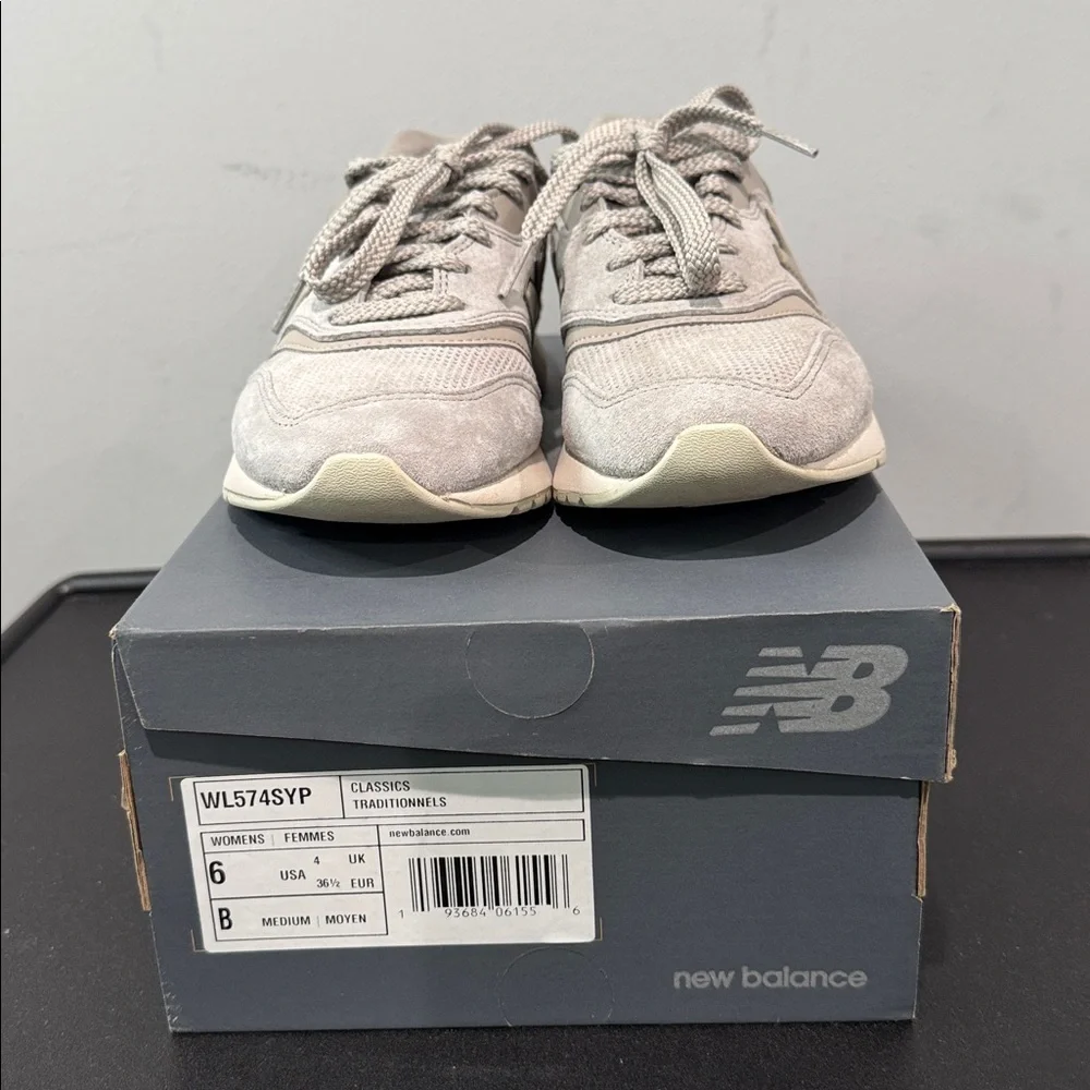 New Balance Women’s Classics 997 Sneakers in Gray and Gold Size 6 EUC with Box